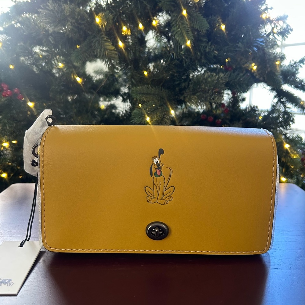 COLLECTORS Disney Dinky with Pluto Motif Coach Dinky